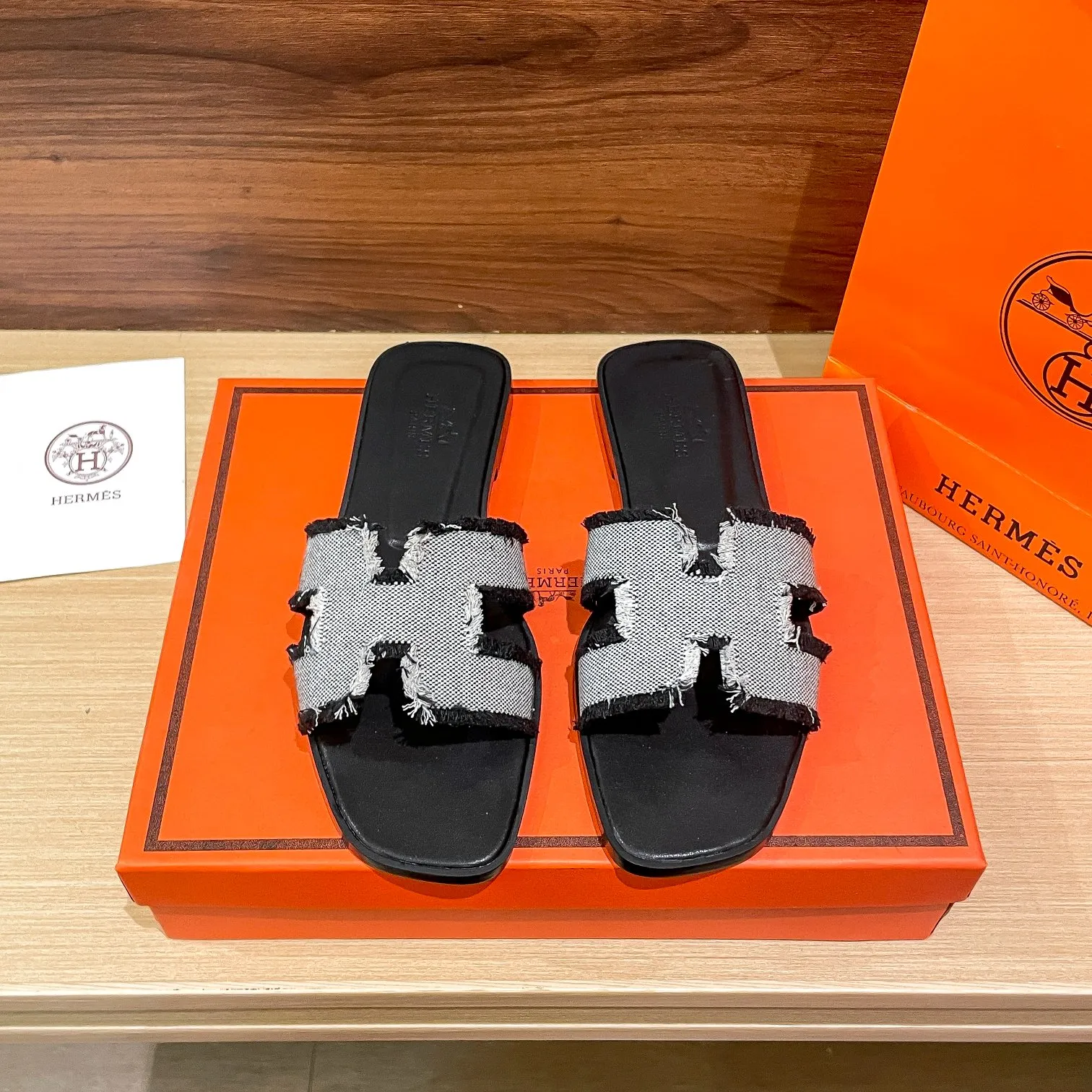 👟👟Ex-factory price 480👟👟 Hermes/Hermes new oran tassel slippers, eyelash slippers, classic slippers, exclusively customized dyed jacquard cotton fabric, woven in white and original colors! Purely hand-drawn raw edge craftsmanship creates a tassel effect. The lining and insole are made of imported soft lambskin and genuine leather outsole. Summer is here, and everyone has a pair, a must-have when going out! It doesn't rub your feet at all and is super comfortable on your feet. black pink green brown size: 35-41